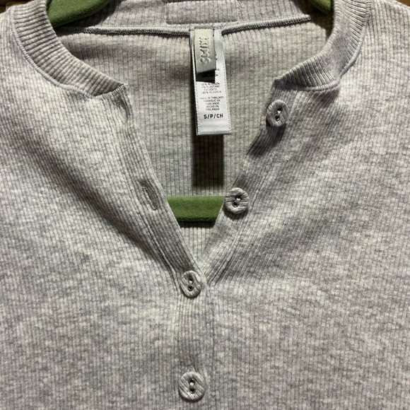 SKIMS Cotton Rib Long Sleeve Henley bodysuit - Picture 7 of 10